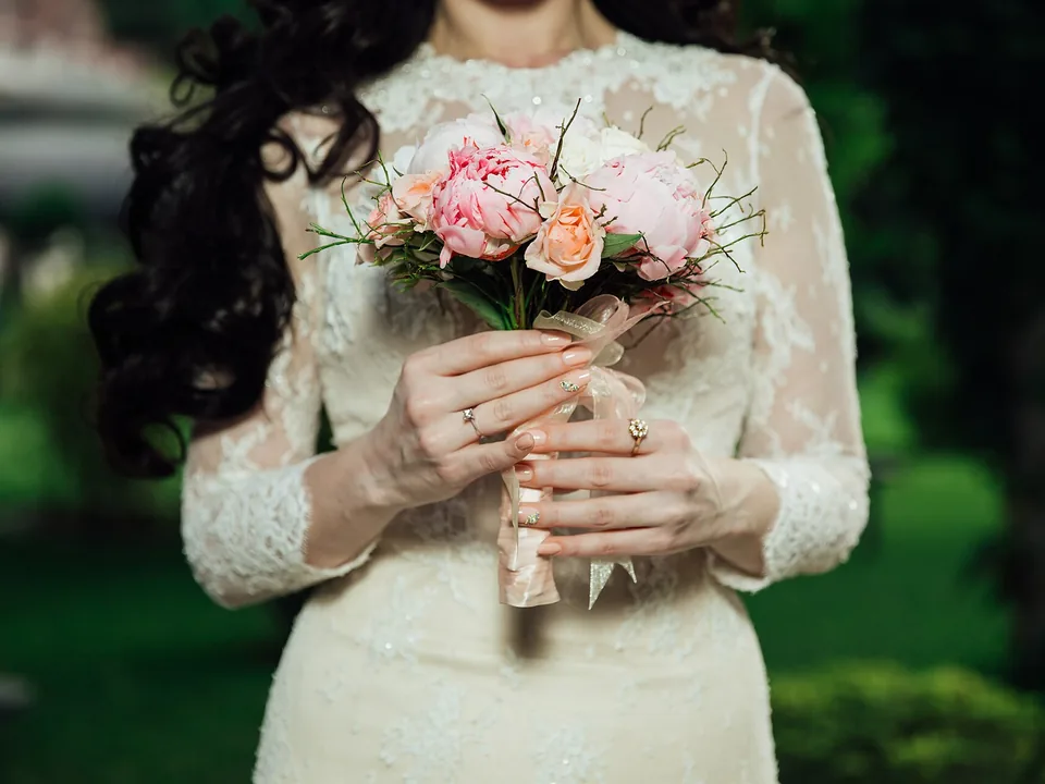 Novia con un ramo de rosas pastel